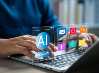 Inversor principiante en el mundo de las criptomonedas explorando los fundamentos de la negociación automática basada en inteligencia artificial