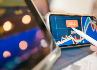 Comerciante de múltiples mercados examinando alternativas de Bitcoin, Ethereum y divisas